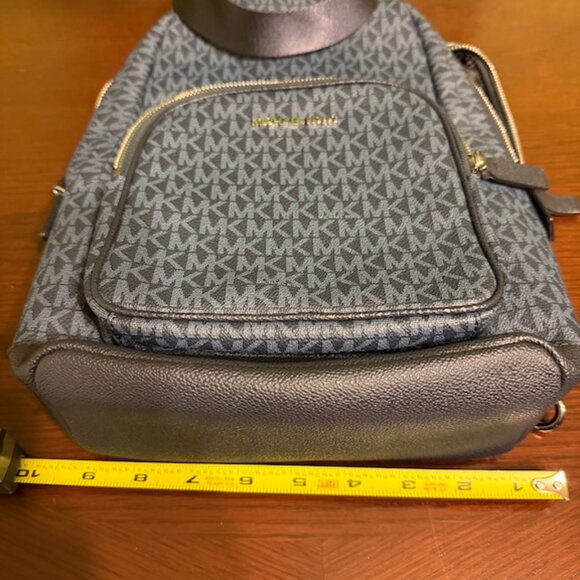 MICHAEL KORS Cooper Logo Sling Pack - Picture 2 of 4
